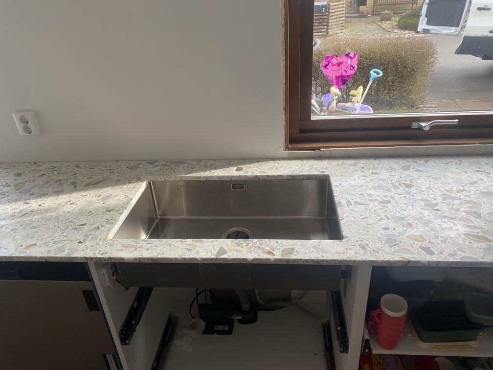 Terrazzobänkskivor installerade i ett svenskt kök