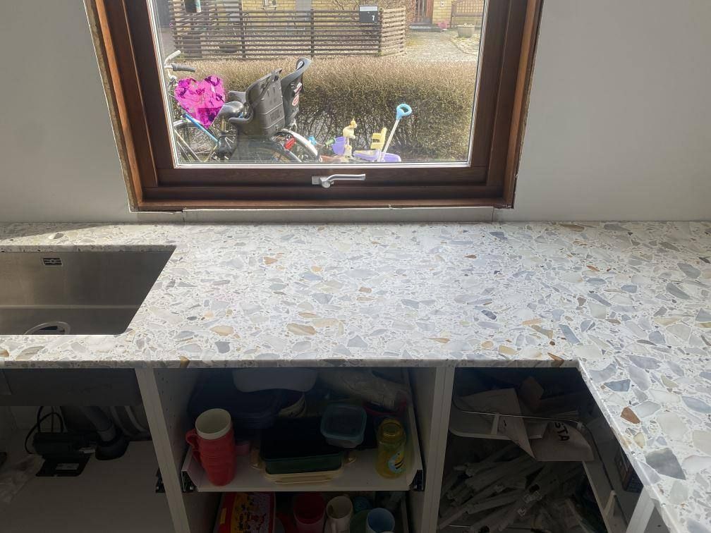 Detaljbild av terrazzobänkskiva med stora ballastfragment i ett kök